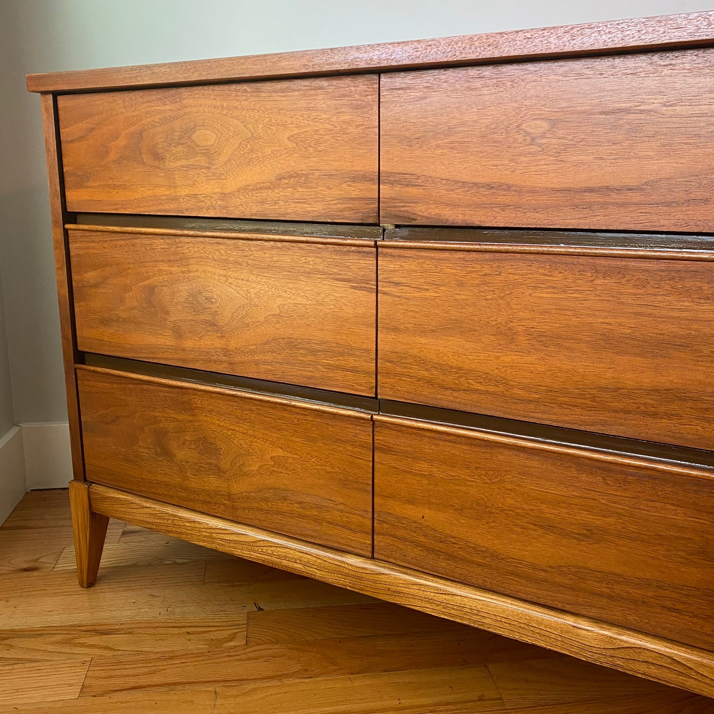 Vintage Mid-century Modern 9 Drawer Dresser by Peppler's
