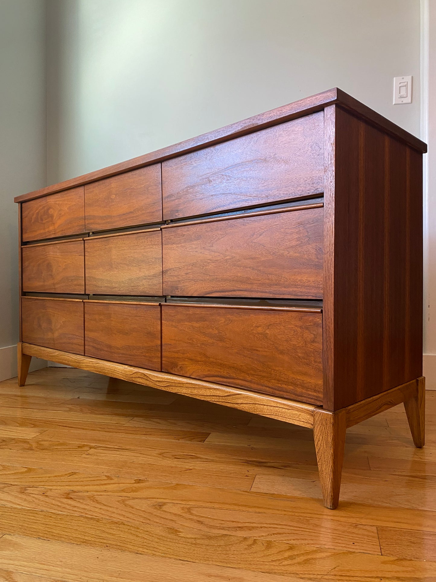 Vintage Mid-century Modern 9 Drawer Dresser by Peppler's