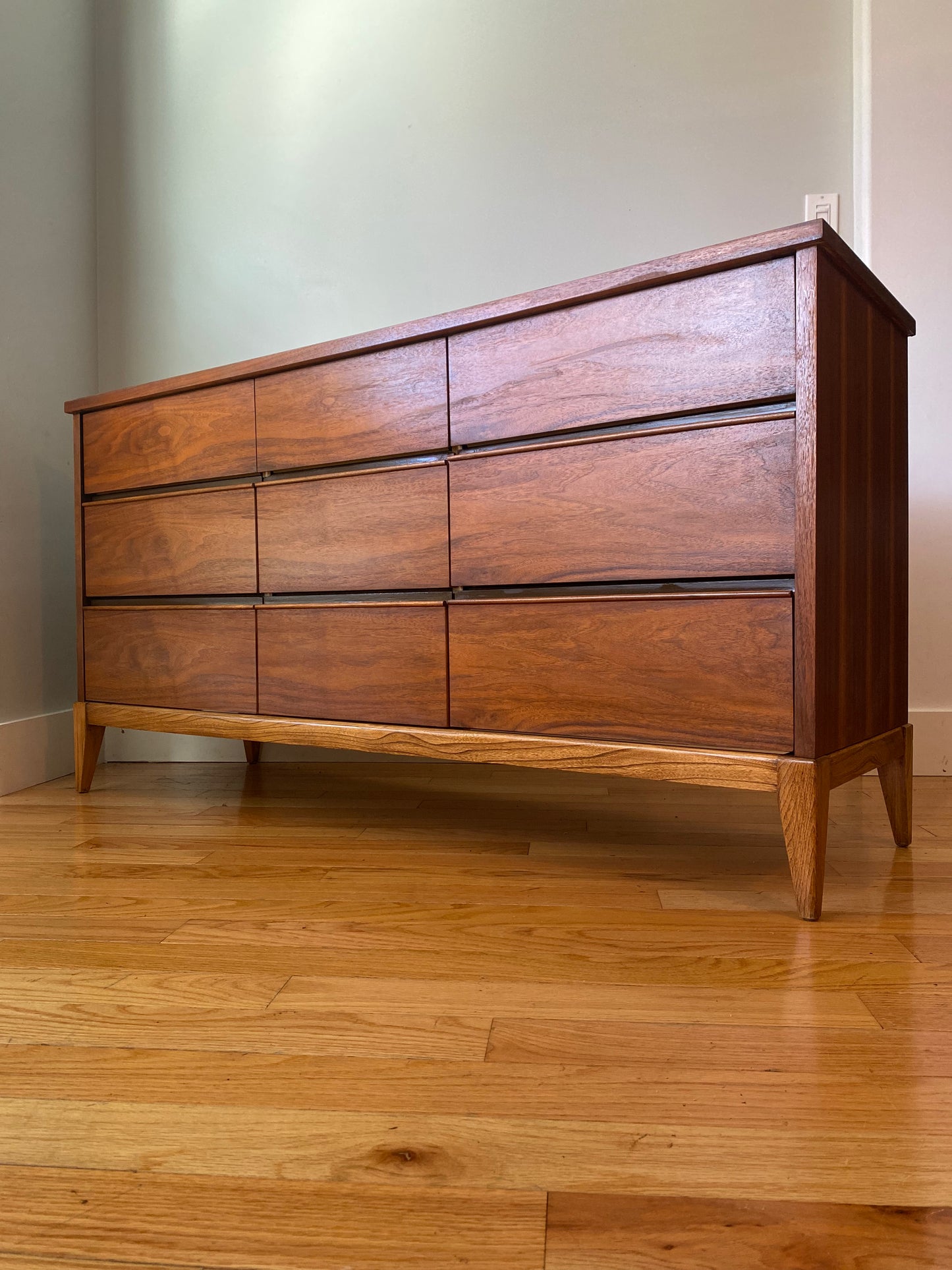 Vintage Mid-century Modern 9 Drawer Dresser by Peppler's