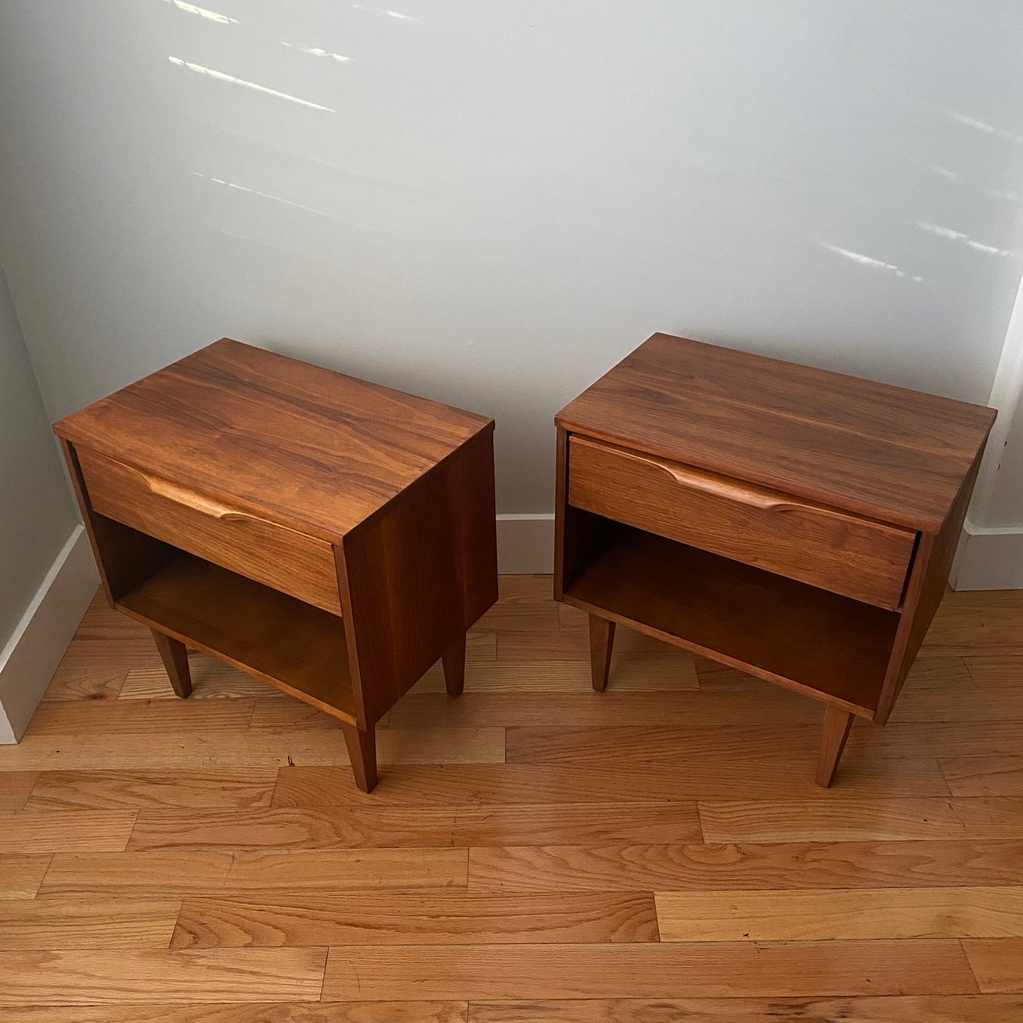Vintage Pair of Sleek Mid-century Modern Nightstands