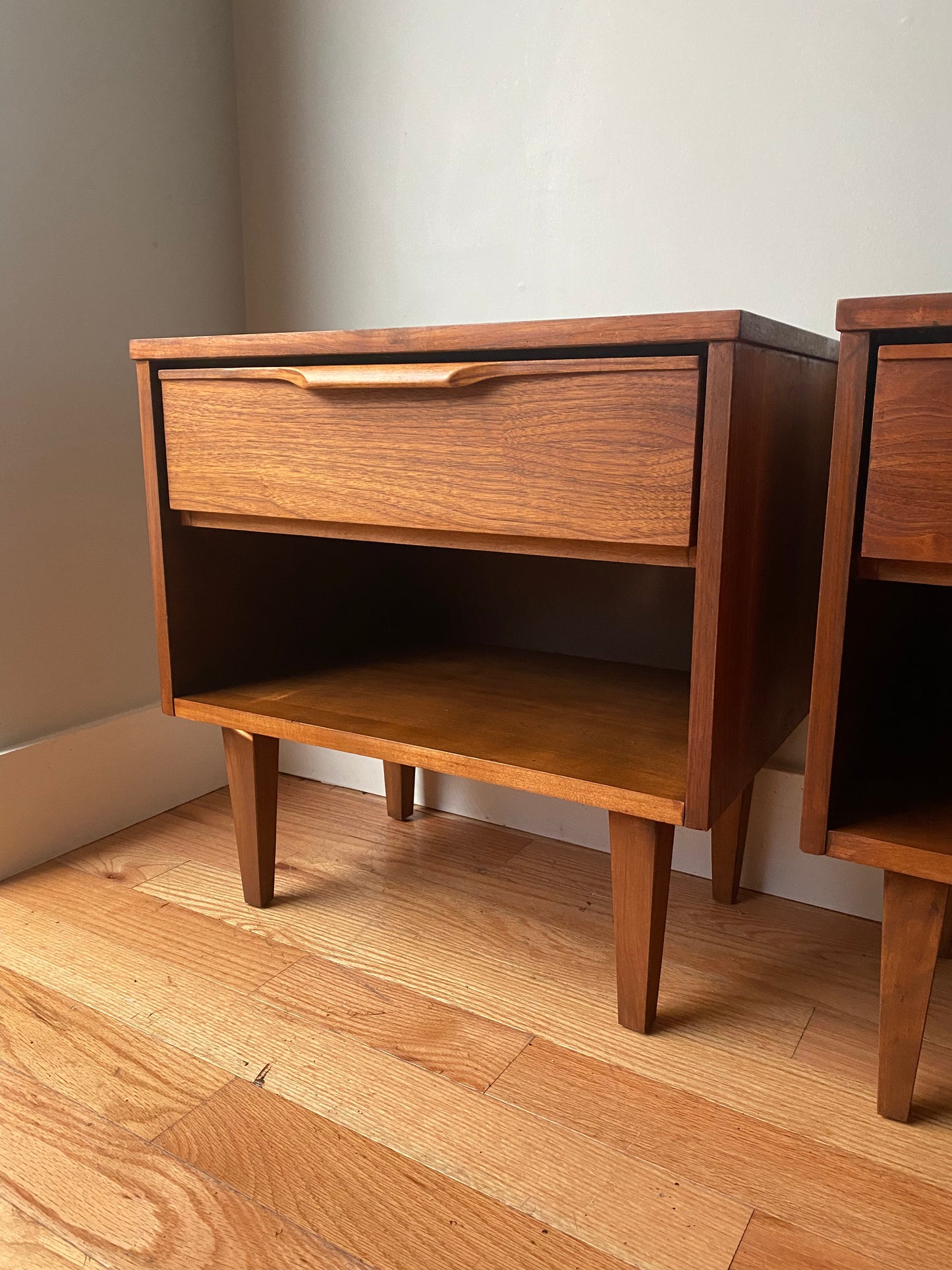 Vintage Pair of Sleek Mid-century Modern Nightstands