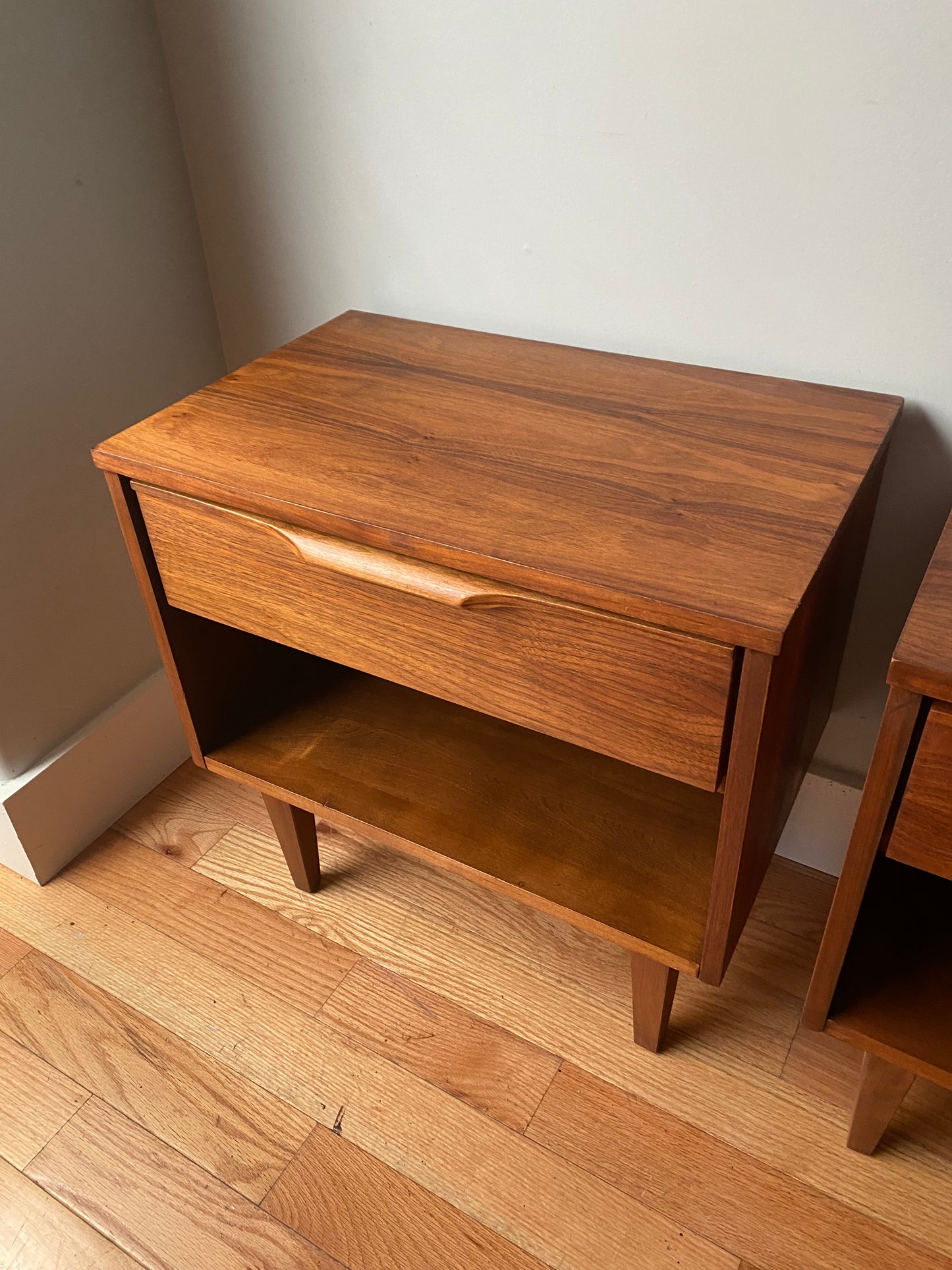 Vintage Pair of Sleek Mid-century Modern Nightstands