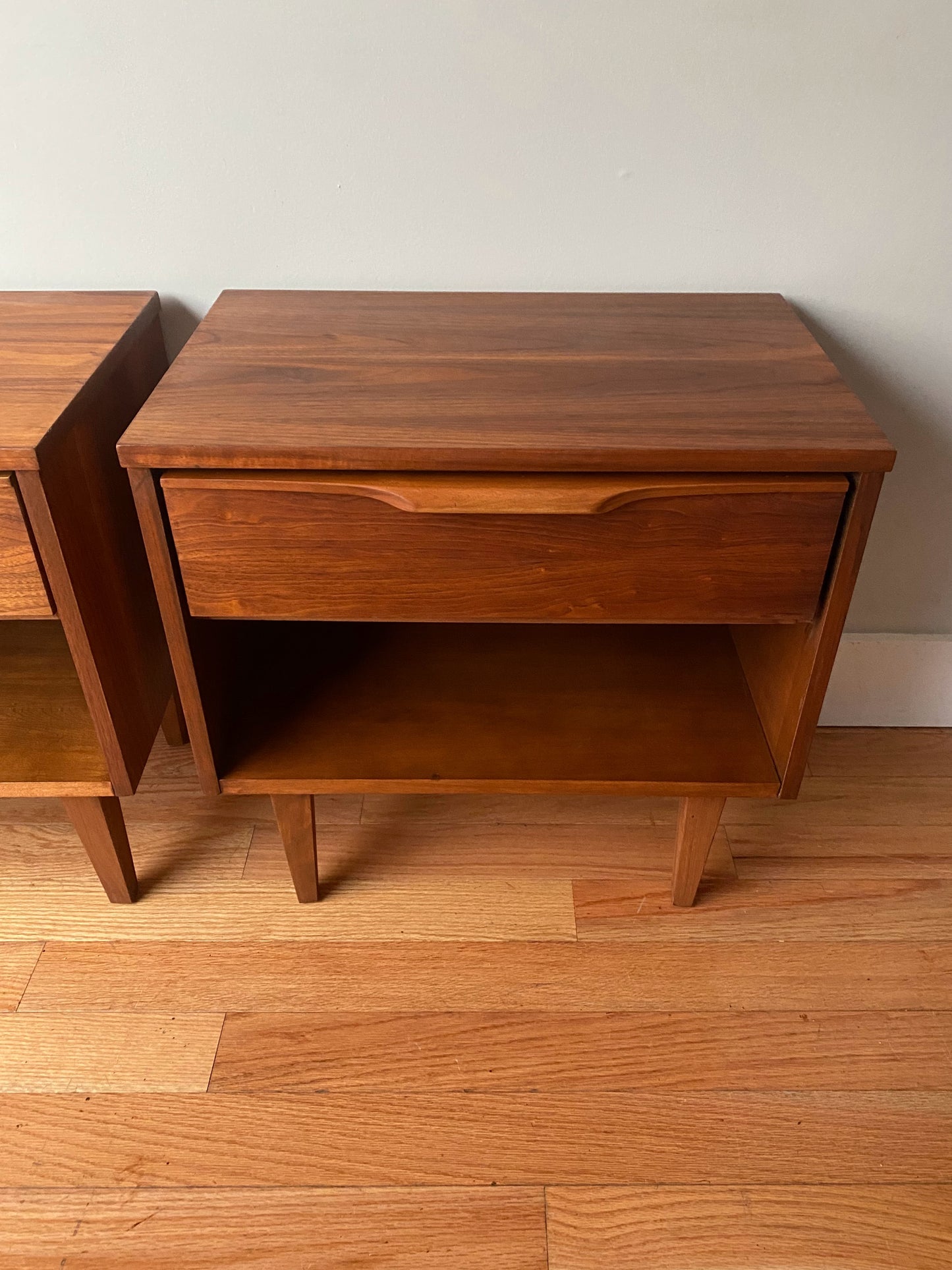 Vintage Pair of Sleek Mid-century Modern Nightstands