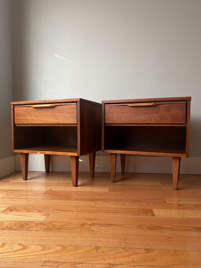 Vintage Pair of Sleek Mid-century Modern Nightstands
