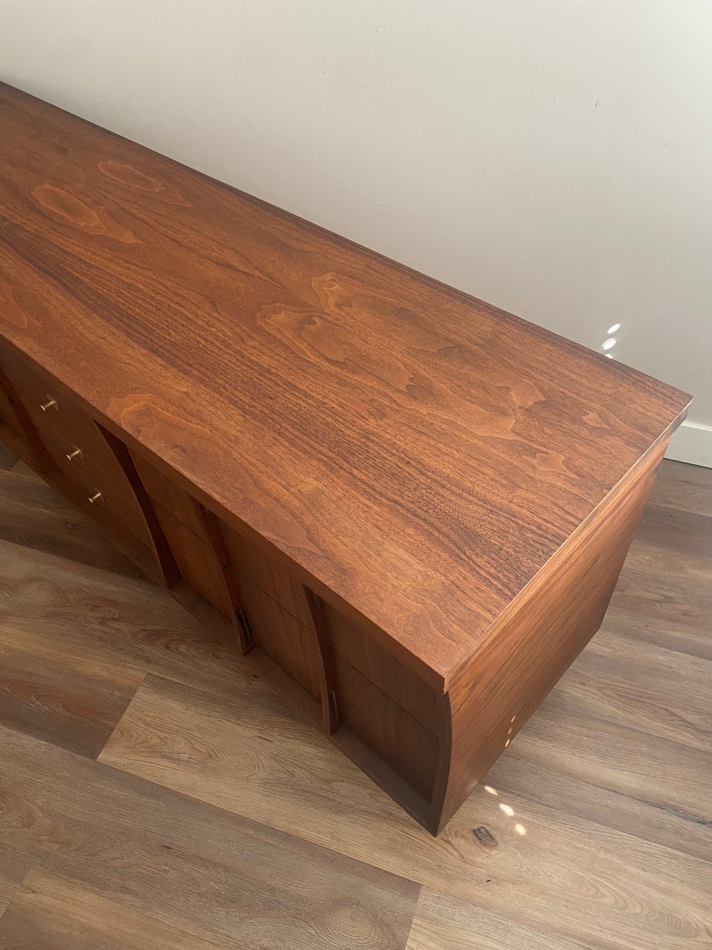 Vintage Mid Century Dresser with 6 drawers, gold hardware and sculptural leg base