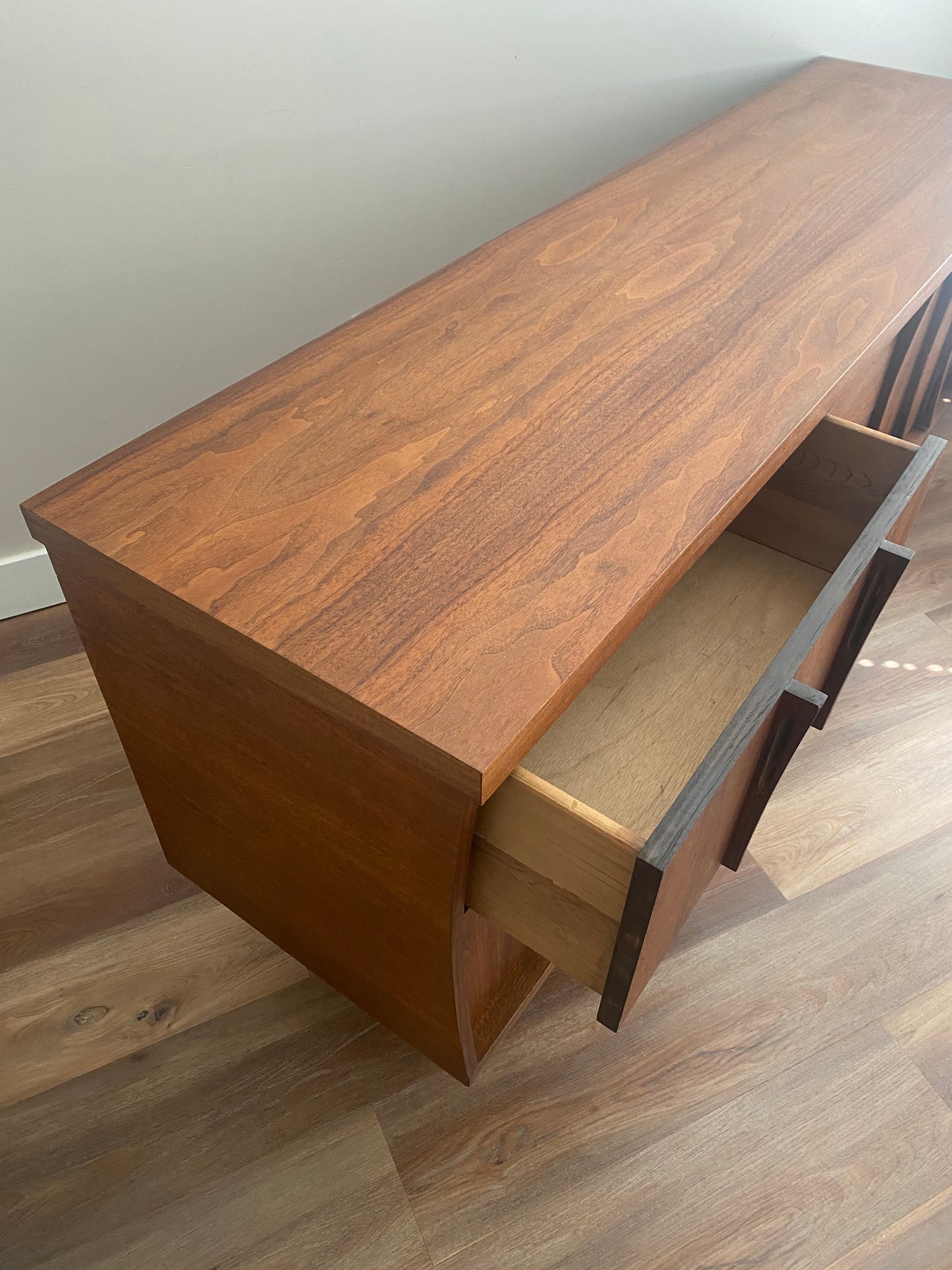 Vintage Mid Century Dresser with 6 drawers, gold hardware and sculptural leg base