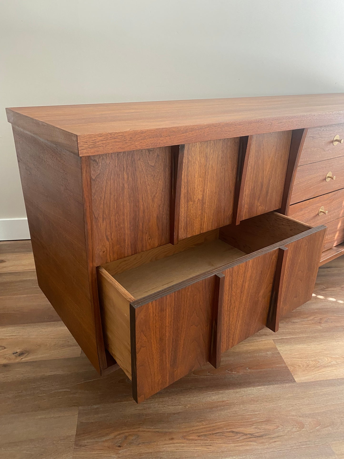 Vintage Mid Century Dresser with 6 drawers, gold hardware and sculptural leg base