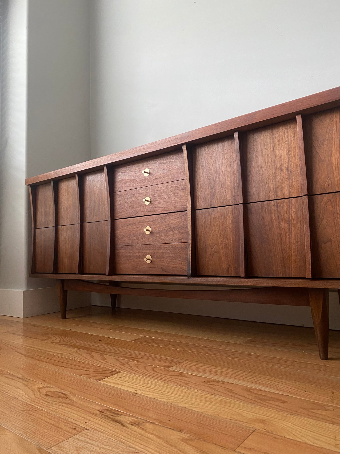 Vintage Mid Century Dresser with 6 drawers, gold hardware and sculptural leg base