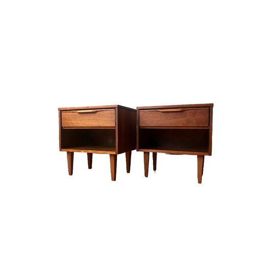 Vintage Pair of Sleek Mid-century Modern Nightstands